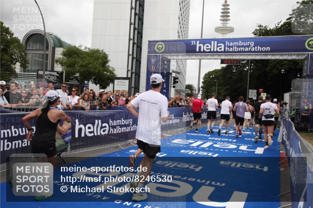 29.06.2025 - hella hamburg halbmarathon Michael Strokosch http://msf.ph/oto/8246530 29.06.2025 10:57:20 Ziel 1387, 1877, 2417, 2676, 4167, 4940, 8585, 9450, 9577, 9884, 9934, 10383, 11590, 11612, 12014, 12590, 13750, 15110, 15229, 15664, 16625, 17660, 17779, 17848, 17993, 19184 meine-sportfotos.de