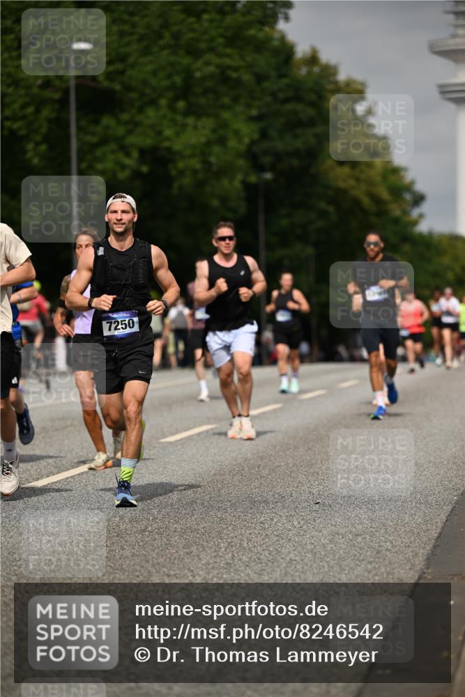 29.06.2025 - hella hamburg halbmarathon Dr. Thomas Lammeyer http://msf.ph/oto/8246542 29.06.2025 10:14:14 Kennedybrücke 1052, 1456, 1483, 1513, 1573, 4389, 7042, 7058, 7250, 7685, 8090, 8685, 8890, 9681, 9816, 9988, 11027, 11180 meine-sportfotos.de
