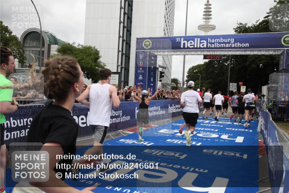 29.06.2025 - hella hamburg halbmarathon Michael Strokosch http://msf.ph/oto/8246601 29.06.2025 10:57:21 Ziel 1387, 1877, 2417, 2676, 4167, 4940, 8585, 9450, 9577, 9884, 9934, 10383, 11590, 11612, 12014, 12590, 13664, 13750, 15110, 15229, 15664, 16625, 17660, 17779, 17848, 17993, 19184 meine-sportfotos.de