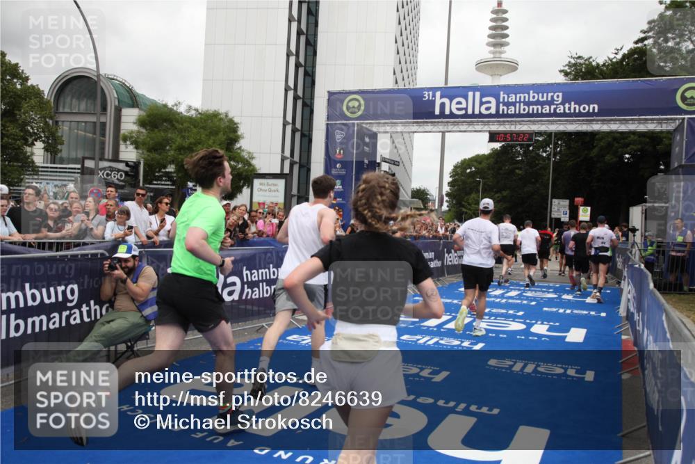 29.06.2025 - hella hamburg halbmarathon Michael Strokosch http://msf.ph/oto/8246639 29.06.2025 10:57:21 Ziel 1387, 1877, 2417, 2676, 4167, 4940, 8585, 9450, 9577, 9884, 9934, 10383, 11590, 11612, 12014, 12590, 13664, 13750, 15110, 15229, 15664, 16625, 17660, 17779, 17848, 17993, 19184 meine-sportfotos.de