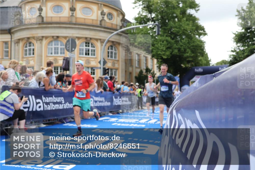 29.06.2025 - hella hamburg halbmarathon Strokosch-Dieckow http://msf.ph/oto/8246651 29.06.2025 10:38:50 Ziel 2296, 2719, 2980, 3136, 3783, 6684, 8958, 9264, 9540, 10218, 11055, 11282, 13137, 13755, 13800, 14093, 15257, 15372, 17722 meine-sportfotos.de
