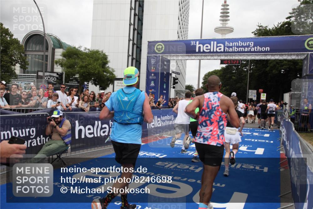 29.06.2025 - hella hamburg halbmarathon Michael Strokosch http://msf.ph/oto/8246698 29.06.2025 10:57:22 Ziel 1877, 2417, 2676, 4940, 5926, 6272, 8585, 9450, 9577, 9934, 10383, 11590, 12014, 12590, 13664, 13750, 15110, 15229, 15664, 16625, 17660, 17779, 17848, 17993, 19184 meine-sportfotos.de