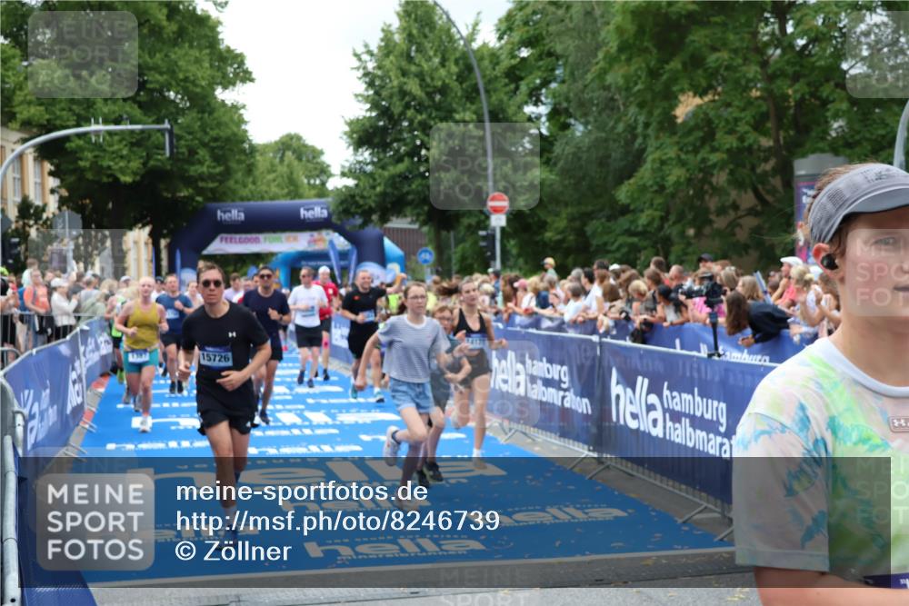 29.06.2025 - hella hamburg halbmarathon Zöllner http://msf.ph/oto/8246739 29.06.2025 10:57:16 Ziel 1387, 1877, 2676, 4167, 4940, 8585, 9577, 9884, 10383, 11590, 11612, 13750, 14139, 15110, 15229, 15664, 15726, 17660, 17848, 17993, 19184 meine-sportfotos.de