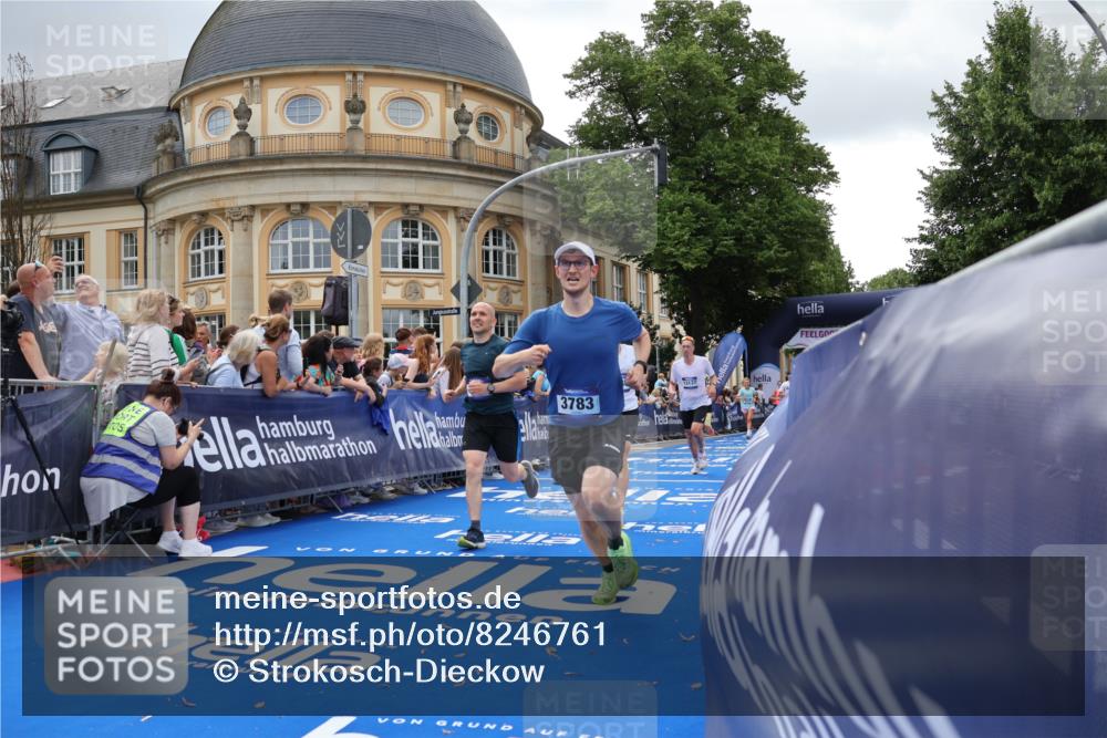 29.06.2025 - hella hamburg halbmarathon Strokosch-Dieckow http://msf.ph/oto/8246761 29.06.2025 10:38:56 Ziel 1164, 1803, 2262, 2980, 3136, 3783, 4359, 6682, 8958, 11447, 13137, 15257, 15561, 15873, 17722, 18734, 19151 meine-sportfotos.de