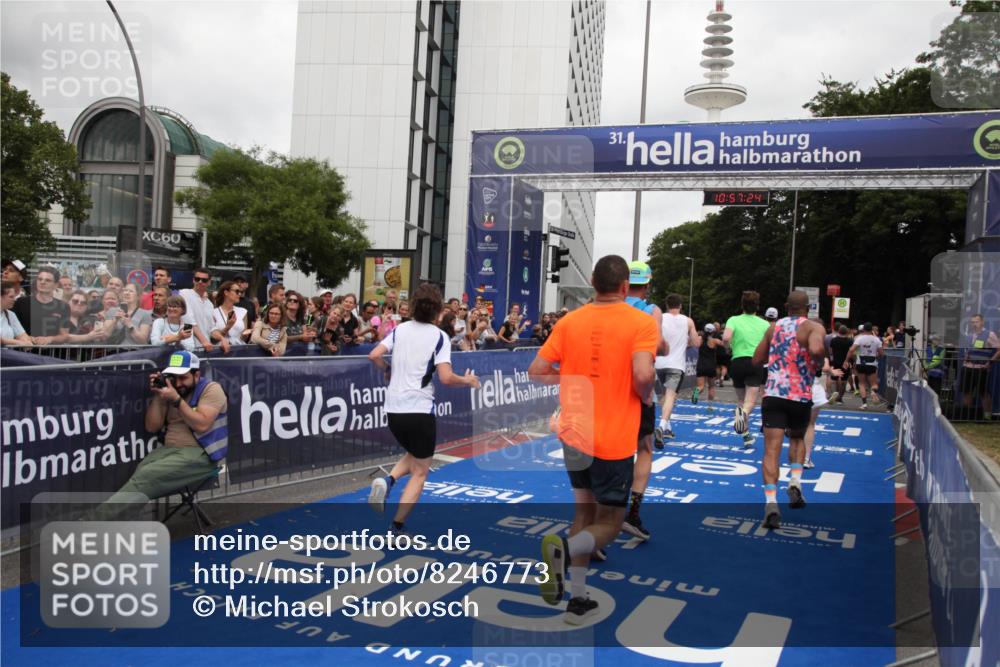 29.06.2025 - hella hamburg halbmarathon Michael Strokosch http://msf.ph/oto/8246773 29.06.2025 10:57:23 Ziel 2417, 2676, 4940, 5926, 6272, 8585, 9450, 9577, 9934, 10383, 11590, 12014, 12590, 13664, 15229, 15664, 16625, 17660, 17779, 17848, 17993 meine-sportfotos.de
