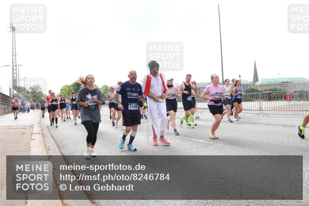 29.06.2025 - hella hamburg halbmarathon Lena Gebhardt http://msf.ph/oto/8246784 29.06.2025 10:45:30 Lombardsbrücke 1033, 1060, 1085, 1685, 1713, 1798, 1983, 2008, 2216, 2217, 2550, 2657, 2664, 2917, 2973, 3160, 3164, 3357, 3377, 3879, 3993, 4099, 4102, 4186, 4224, 4306, 4337, 4388, 4504, 4820, 4851, 5044, 5099, 5108, 5190, 5339, 5635, 5636, 5949, 6150, 6509, 6763, 6788, 6911, 6922, 6980, 7283, 7530, 7541, 7699, 7859, 7912, 8594, 8605, 8745, 8762, 9620, 10030, 10182, 10225, 10327, 10329, 11314, 12198, 12332, 12334 meine-sportfotos.de