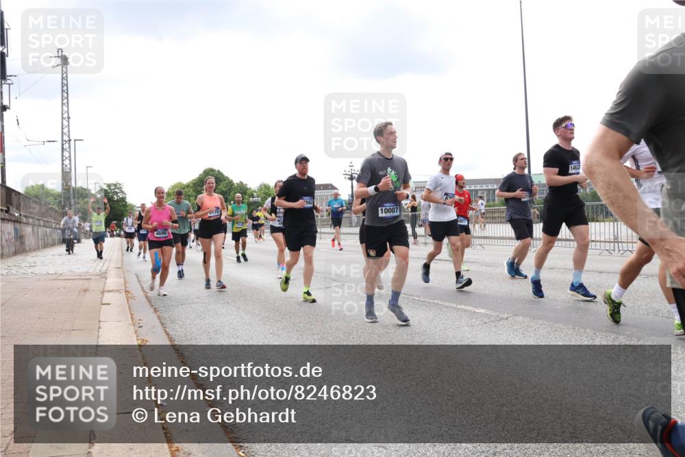 29.06.2025 - hella hamburg halbmarathon Lena Gebhardt http://msf.ph/oto/8246823 29.06.2025 10:34:01 Lombardsbrücke 1189, 1275, 1417, 1705, 1787, 1896, 2265, 2342, 2464, 2482, 2496, 2526, 2776, 2933, 3145, 3170, 3264, 3340, 3345, 3560, 3829, 3848, 4361, 4433, 4449, 4479, 4696, 4807, 4824, 4826, 4942, 5075, 5096, 5141, 5557, 5561, 5566, 5569, 5584, 5691, 5821, 5822, 5887, 6109, 6364, 6515, 6516, 6854, 6956, 6999, 7027, 7324, 7329, 7565, 7653, 8021, 8157, 8202, 8277, 8282, 8349, 8375, 8377, 8383, 8401, 9094, 9234, 9438, 9799, 9875, 9995, 10007, 10071, 10360, 10561, 11811 meine-sportfotos.de