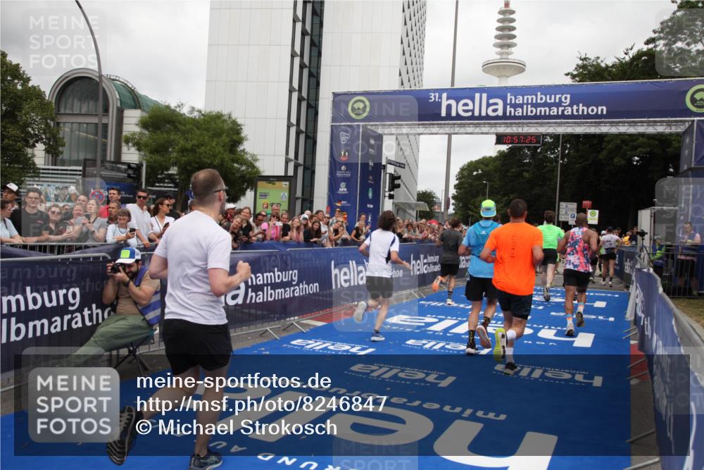 29.06.2025 - hella hamburg halbmarathon Michael Strokosch http://msf.ph/oto/8246847 29.06.2025 10:57:24 Ziel 2417, 2676, 5926, 6272, 8585, 9450, 9577, 9934, 10383, 11590, 12014, 12590, 13664, 15229, 16625, 16830, 17160, 17779, 17848 meine-sportfotos.de