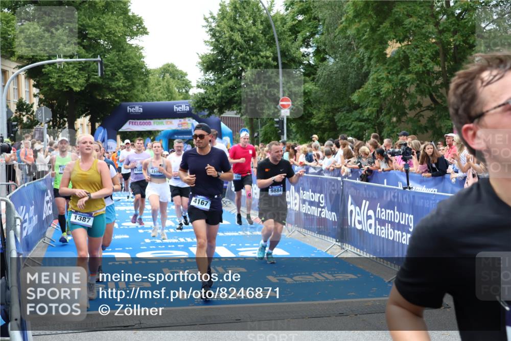29.06.2025 - hella hamburg halbmarathon Zöllner http://msf.ph/oto/8246871 29.06.2025 10:57:19 Ziel 1387, 1877, 2417, 2676, 4167, 4940, 8585, 9450, 9577, 9884, 9934, 10383, 11590, 11612, 12014, 12590, 13750, 15110, 15229, 15664, 16625, 17660, 17779, 17848, 17993, 19184 meine-sportfotos.de
