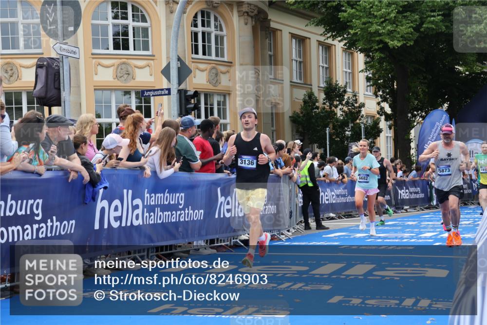 29.06.2025 - hella hamburg halbmarathon Strokosch-Dieckow http://msf.ph/oto/8246903 29.06.2025 10:38:59 Ziel 1164, 1445, 1803, 2262, 2980, 3136, 3783, 4359, 4759, 6682, 6686, 6687, 8958, 11447, 11619, 12137, 13137, 15257, 15561, 15873, 16820, 17722, 18734, 19151 meine-sportfotos.de