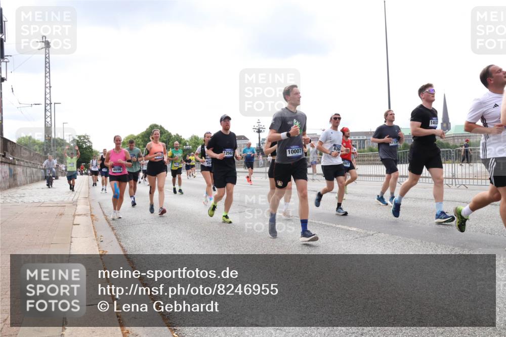 29.06.2025 - hella hamburg halbmarathon Lena Gebhardt http://msf.ph/oto/8246955 29.06.2025 10:34:01 Lombardsbrücke 1189, 1275, 1417, 1705, 1787, 1896, 2265, 2342, 2464, 2482, 2496, 2526, 2776, 2933, 3145, 3170, 3264, 3340, 3345, 3560, 3829, 3848, 4361, 4433, 4449, 4479, 4696, 4807, 4824, 4826, 4942, 5075, 5096, 5141, 5557, 5561, 5566, 5569, 5584, 5691, 5821, 5822, 5887, 6109, 6364, 6515, 6516, 6854, 6956, 6999, 7027, 7324, 7329, 7565, 7653, 8021, 8157, 8202, 8277, 8282, 8349, 8375, 8377, 8383, 8401, 9094, 9234, 9438, 9799, 9875, 9995, 10007, 10071, 10360, 10561, 11811 meine-sportfotos.de