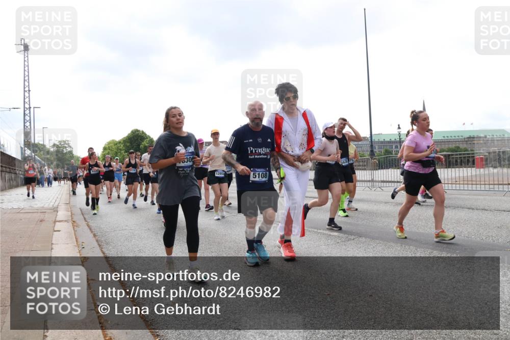 29.06.2025 - hella hamburg halbmarathon Lena Gebhardt http://msf.ph/oto/8246982 29.06.2025 10:45:30 Lombardsbrücke 1033, 1060, 1085, 1685, 1713, 1798, 1983, 2008, 2216, 2217, 2550, 2657, 2664, 2917, 2973, 3160, 3164, 3357, 3377, 3879, 3993, 4099, 4102, 4186, 4224, 4306, 4337, 4388, 4504, 4820, 4851, 5044, 5099, 5108, 5190, 5339, 5635, 5636, 5949, 6150, 6509, 6763, 6788, 6911, 6922, 6980, 7283, 7530, 7541, 7699, 7859, 7912, 8594, 8605, 8745, 8762, 9620, 10030, 10182, 10225, 10327, 10329, 11314, 12198, 12332, 12334 meine-sportfotos.de