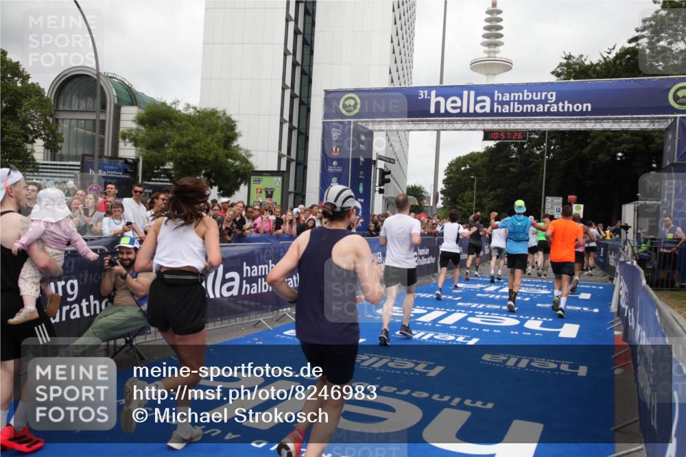 29.06.2025 - hella hamburg halbmarathon Michael Strokosch http://msf.ph/oto/8246983 29.06.2025 10:57:25 Ziel 2417, 2676, 5926, 6272, 8585, 9450, 9727, 9934, 10383, 12014, 12590, 13664, 15229, 16625, 16830, 17160, 17779, 17848 meine-sportfotos.de