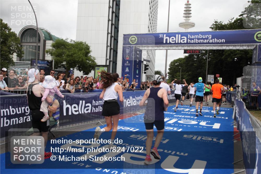 29.06.2025 - hella hamburg halbmarathon Michael Strokosch http://msf.ph/oto/8247022 29.06.2025 10:57:25 Ziel 2417, 2676, 5926, 6272, 8585, 9450, 9727, 9934, 10383, 12014, 12590, 13664, 15229, 16625, 16830, 17160, 17779, 17848 meine-sportfotos.de
