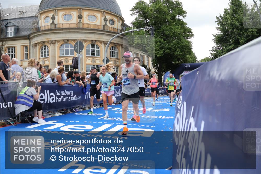 29.06.2025 - hella hamburg halbmarathon Strokosch-Dieckow http://msf.ph/oto/8247050 29.06.2025 10:39:02 Ziel 1164, 1445, 1803, 2262, 3136, 4359, 4759, 6682, 6686, 6687, 11447, 11619, 12137, 13137, 15556, 15561, 15873, 16656, 16820, 18547, 18734, 19151 meine-sportfotos.de