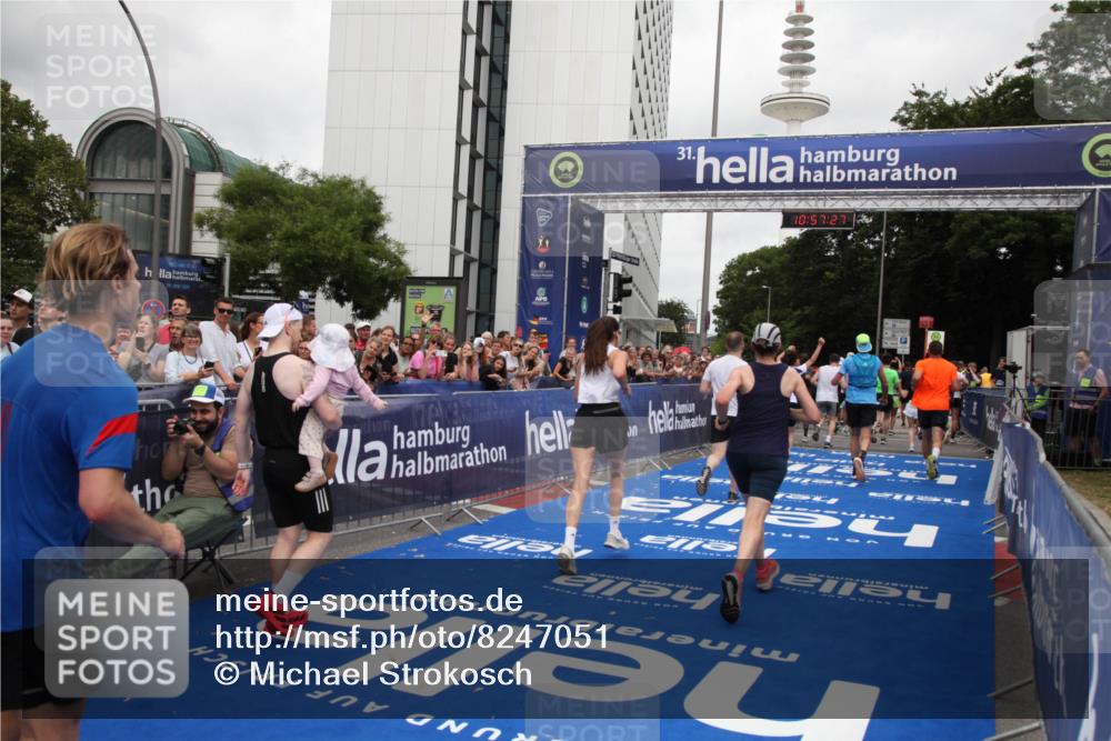 29.06.2025 - hella hamburg halbmarathon Michael Strokosch http://msf.ph/oto/8247051 29.06.2025 10:57:26 Ziel 2417, 5926, 6272, 8585, 9450, 9727, 9934, 12014, 12590, 13394, 13664, 15229, 16625, 16830, 17160, 17779, 17828 meine-sportfotos.de
