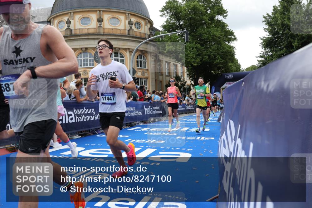 29.06.2025 - hella hamburg halbmarathon Strokosch-Dieckow http://msf.ph/oto/8247100 29.06.2025 10:39:02 Ziel 1164, 1445, 1803, 2262, 3136, 4359, 4759, 6682, 6686, 6687, 11447, 11619, 12137, 13137, 15556, 15561, 15873, 16656, 16820, 18547, 18734, 19151 meine-sportfotos.de
