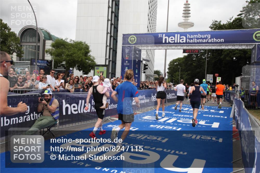 29.06.2025 - hella hamburg halbmarathon Michael Strokosch http://msf.ph/oto/8247115 29.06.2025 10:57:26 Ziel 2417, 5926, 6272, 8585, 9450, 9727, 9934, 12014, 12590, 13394, 13664, 15229, 16625, 16830, 17160, 17779, 17828 meine-sportfotos.de