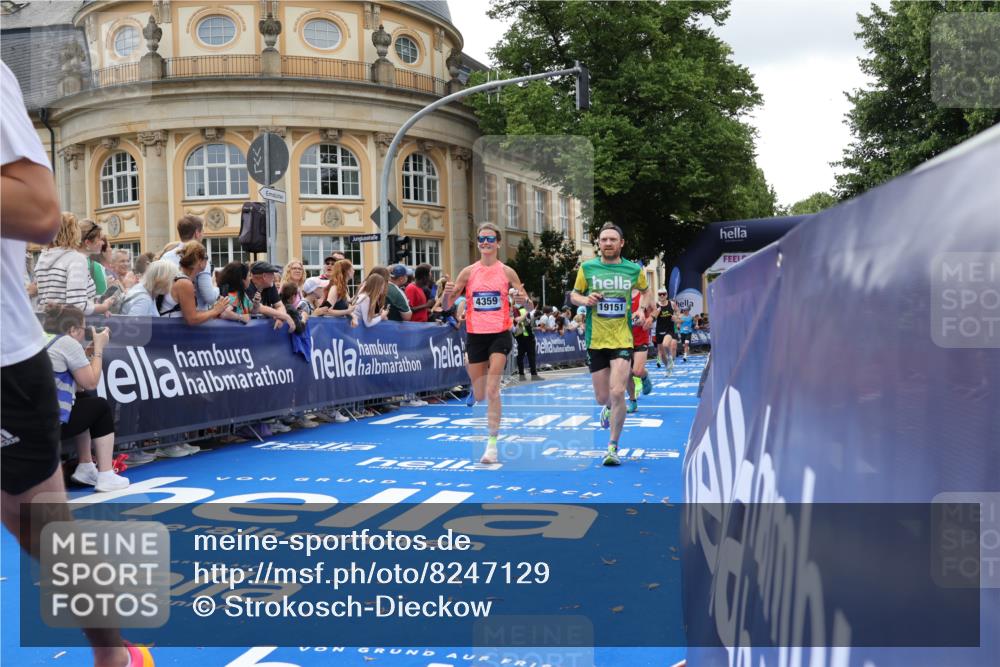 29.06.2025 - hella hamburg halbmarathon Strokosch-Dieckow http://msf.ph/oto/8247129 29.06.2025 10:39:03 Ziel 1164, 1445, 1803, 2262, 3136, 4359, 4759, 6682, 6686, 6687, 11447, 11619, 12137, 15556, 15561, 15873, 16656, 16820, 18149, 18547, 18734, 19151 meine-sportfotos.de