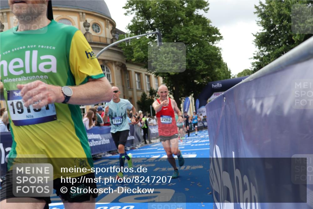 29.06.2025 - hella hamburg halbmarathon Strokosch-Dieckow http://msf.ph/oto/8247207 29.06.2025 10:39:04 Ziel 1164, 1445, 1803, 2262, 3136, 3282, 4359, 4759, 6682, 6686, 6687, 11447, 11619, 12137, 15556, 15561, 15873, 16656, 16820, 18149, 18547, 18734, 19151 meine-sportfotos.de