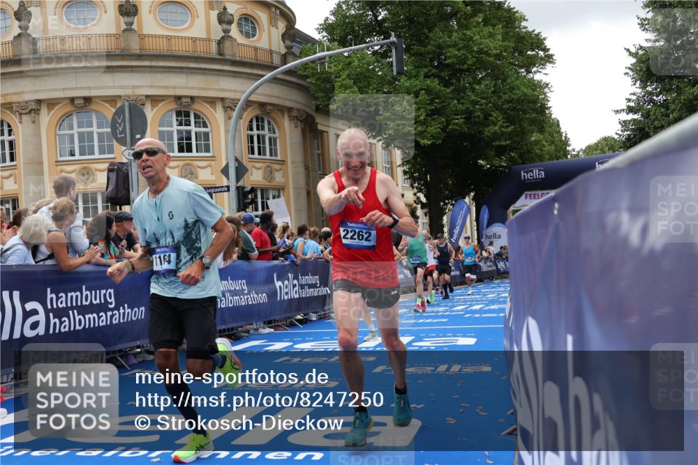 29.06.2025 - hella hamburg halbmarathon Strokosch-Dieckow http://msf.ph/oto/8247250 29.06.2025 10:39:05 Ziel 1164, 1445, 1803, 2262, 3282, 4359, 4759, 6682, 6686, 6687, 11305, 11447, 11619, 12137, 13729, 15556, 15561, 15873, 16656, 16820, 17668, 18149, 18547, 18734, 19151 meine-sportfotos.de