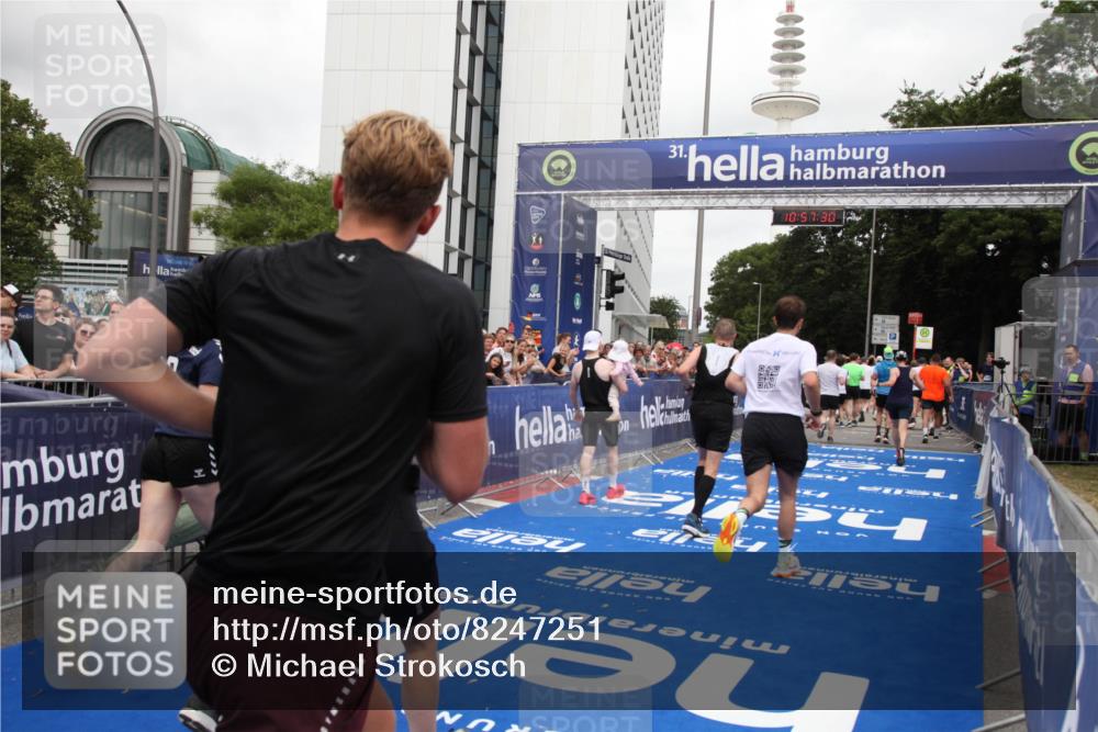 29.06.2025 - hella hamburg halbmarathon Michael Strokosch http://msf.ph/oto/8247251 29.06.2025 10:57:28 Ziel 3435, 5926, 6272, 6281, 6302, 8393, 9450, 9727, 12014, 12590, 13394, 13664, 15695, 16093, 16625, 16830, 17160, 17758, 17828 meine-sportfotos.de