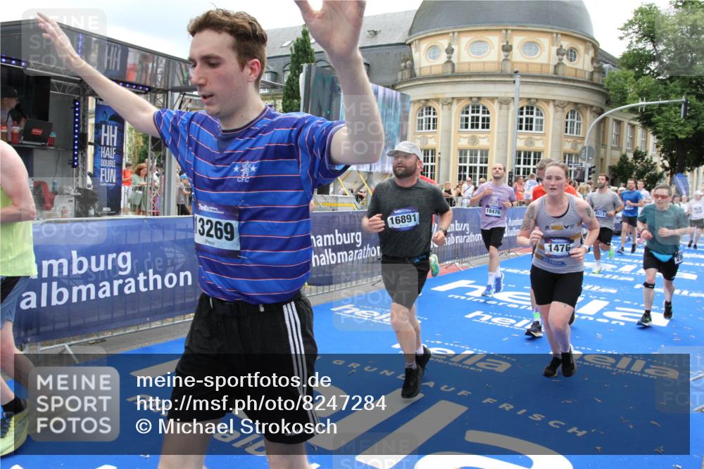 29.06.2025 - hella hamburg halbmarathon Michael Strokosch http://msf.ph/oto/8247284 29.06.2025 10:49:33 Ziel 1342, 1476, 2516, 2592, 2596, 2878, 2889, 5705, 8437, 8689, 8813, 11339, 11340, 11779, 12094, 12670, 13233, 13269, 14562, 14838, 15784, 15857, 15894, 15966, 16114, 16592, 16738, 16891, 18476, 18887, 18960 meine-sportfotos.de