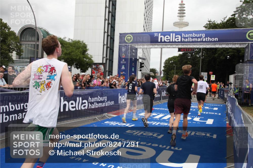29.06.2025 - hella hamburg halbmarathon Michael Strokosch http://msf.ph/oto/8247291 29.06.2025 10:57:30 Ziel 3435, 5926, 6272, 6281, 6302, 8393, 9727, 12144, 13394, 13664, 15695, 16093, 16830, 17160, 17758, 17828 meine-sportfotos.de