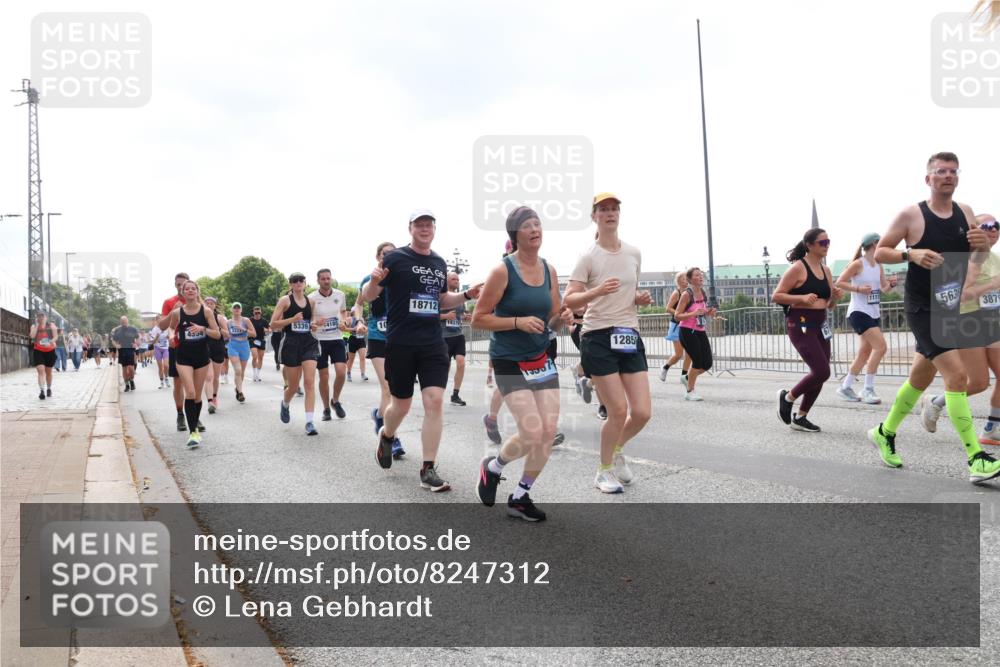29.06.2025 - hella hamburg halbmarathon Lena Gebhardt http://msf.ph/oto/8247312 29.06.2025 10:45:32 Lombardsbrücke 1033, 1060, 1085, 1104, 1685, 1713, 1798, 1854, 1983, 2008, 2216, 2217, 2522, 2550, 2657, 2664, 2917, 2965, 2973, 3160, 3164, 3357, 3377, 3879, 3993, 4099, 4102, 4186, 4224, 4306, 4317, 4337, 4388, 4504, 4820, 4851, 5044, 5099, 5108, 5190, 5339, 5635, 5636, 5949, 6133, 6150, 6509, 6623, 6763, 6788, 6911, 6922, 6980, 7268, 7283, 7530, 7541, 7699, 7859, 7912, 8594, 8605, 8745, 8762, 9620, 10030, 10182, 10225, 10327, 10329, 11314, 12332, 12334 meine-sportfotos.de