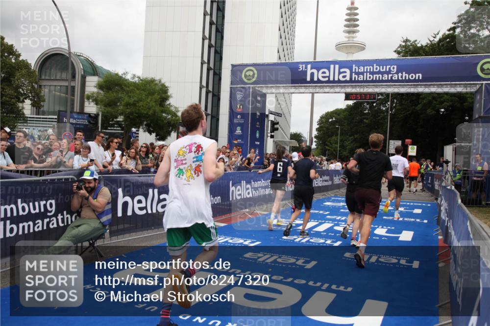 29.06.2025 - hella hamburg halbmarathon Michael Strokosch http://msf.ph/oto/8247320 29.06.2025 10:57:30 Ziel 3435, 5926, 6272, 6281, 6302, 8393, 9727, 12144, 13394, 13664, 15695, 16093, 16830, 17160, 17758, 17828 meine-sportfotos.de