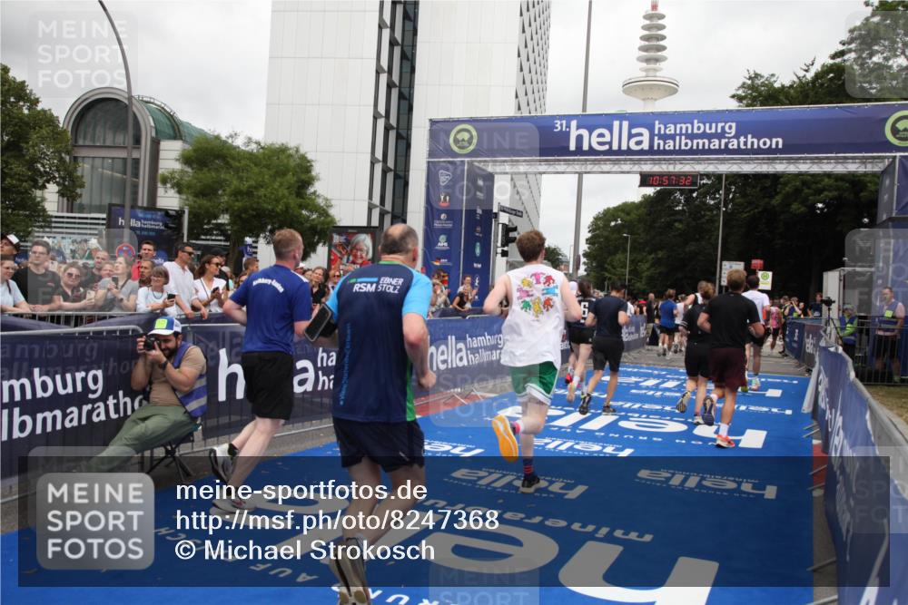 29.06.2025 - hella hamburg halbmarathon Michael Strokosch http://msf.ph/oto/8247368 29.06.2025 10:57:31 Ziel 3435, 5926, 6272, 6281, 6302, 8393, 9727, 12144, 13245, 13394, 15695, 16093, 16830, 17160, 17758, 17828 meine-sportfotos.de