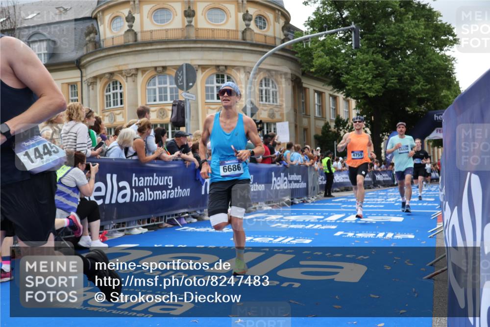 29.06.2025 - hella hamburg halbmarathon Strokosch-Dieckow http://msf.ph/oto/8247483 29.06.2025 10:39:09 Ziel 1445, 1803, 2044, 2262, 3282, 4565, 4759, 5752, 6686, 6687, 8319, 8925, 11305, 11619, 12046, 12137, 13479, 13729, 14311, 15556, 16656, 16820, 17646, 17668, 18149, 18547 meine-sportfotos.de