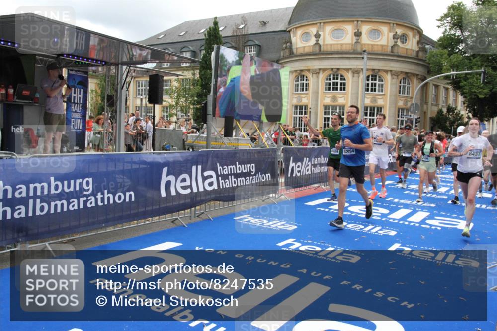 29.06.2025 - hella hamburg halbmarathon Michael Strokosch http://msf.ph/oto/8247535 29.06.2025 10:49:36 Ziel 2516, 2592, 2596, 2878, 2889, 5705, 8437, 8689, 8813, 9038, 9649, 11339, 11340, 11679, 11977, 12094, 13233, 14562, 15392, 15857, 16114, 16592, 16738, 17001, 18476, 18960 meine-sportfotos.de