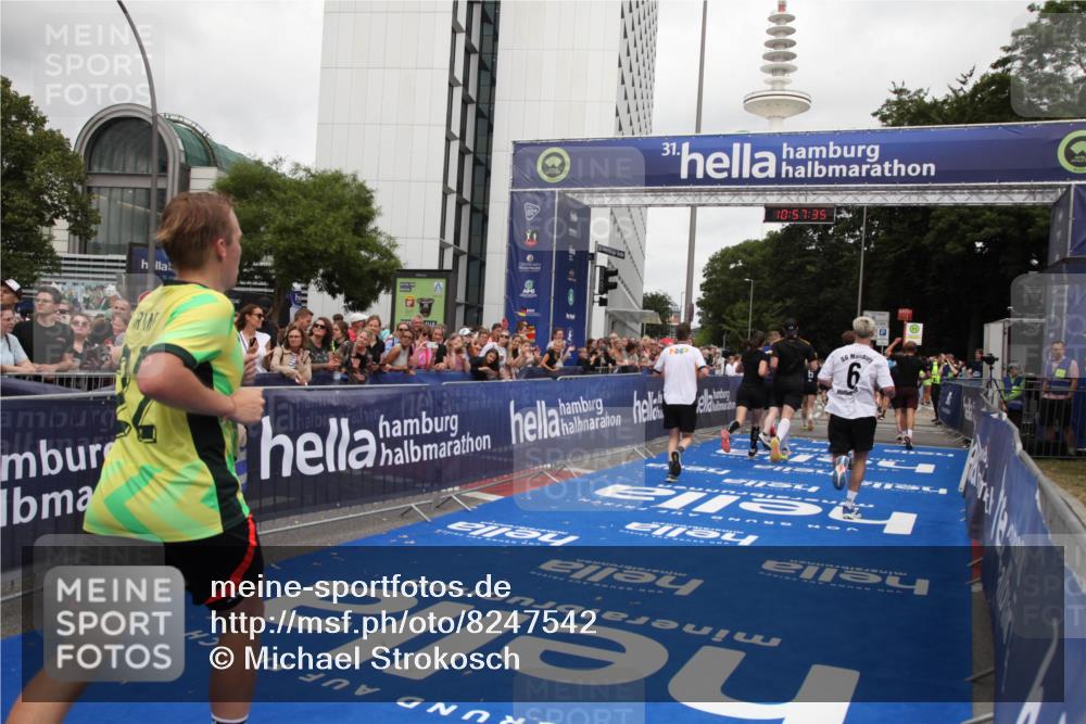 29.06.2025 - hella hamburg halbmarathon Michael Strokosch http://msf.ph/oto/8247542 29.06.2025 10:57:34 Ziel 2236, 3435, 4502, 5015, 5134, 5728, 6281, 6302, 8393, 9727, 12144, 13245, 13394, 15695, 16093, 17758, 17828 meine-sportfotos.de