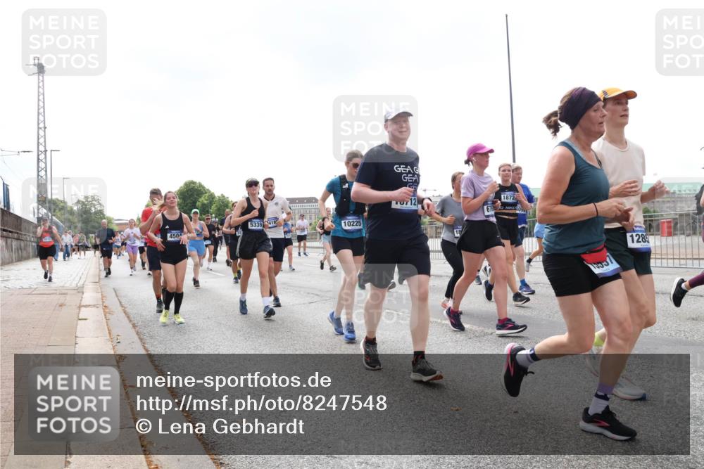 29.06.2025 - hella hamburg halbmarathon Lena Gebhardt http://msf.ph/oto/8247548 29.06.2025 10:45:32 Lombardsbrücke 1033, 1060, 1085, 1104, 1685, 1713, 1798, 1854, 1983, 2008, 2216, 2217, 2522, 2550, 2657, 2664, 2917, 2965, 2973, 3160, 3164, 3357, 3377, 3879, 3993, 4099, 4102, 4186, 4224, 4306, 4317, 4337, 4388, 4504, 4820, 4851, 5044, 5099, 5108, 5190, 5339, 5635, 5636, 5949, 6133, 6150, 6509, 6623, 6763, 6788, 6911, 6922, 6980, 7268, 7283, 7530, 7541, 7699, 7859, 7912, 8594, 8605, 8745, 8762, 9620, 10030, 10182, 10225, 10327, 10329, 11314, 12332, 12334 meine-sportfotos.de