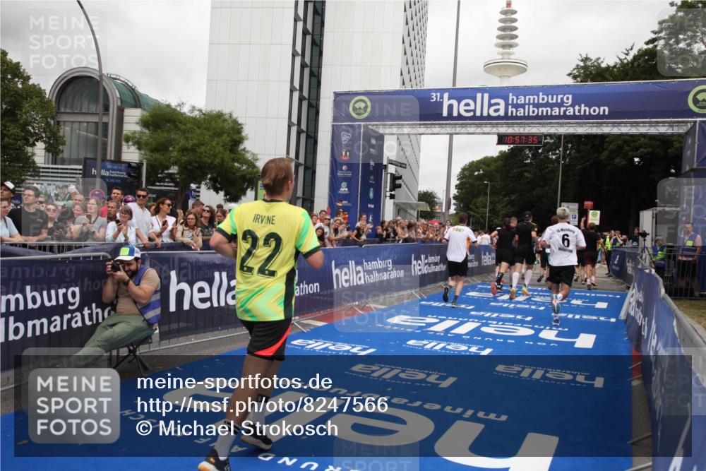 29.06.2025 - hella hamburg halbmarathon Michael Strokosch http://msf.ph/oto/8247566 29.06.2025 10:57:34 Ziel 2236, 3435, 4502, 5015, 5134, 5728, 6281, 6302, 8393, 9727, 12144, 13245, 13394, 15695, 16093, 17758, 17828 meine-sportfotos.de