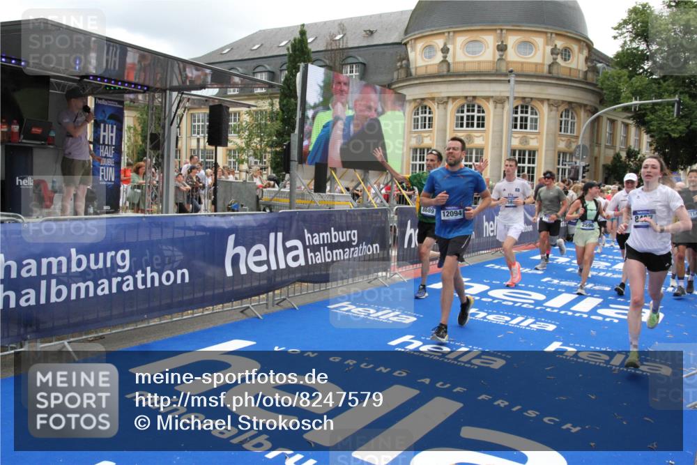 29.06.2025 - hella hamburg halbmarathon Michael Strokosch http://msf.ph/oto/8247579 29.06.2025 10:49:36 Ziel 2516, 2592, 2596, 2878, 2889, 5705, 8437, 8689, 8813, 9038, 9649, 11339, 11340, 11679, 11977, 12094, 13233, 14562, 15392, 15857, 16114, 16592, 16738, 17001, 18476, 18960 meine-sportfotos.de
