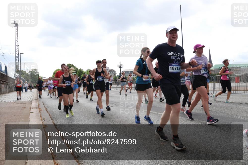 29.06.2025 - hella hamburg halbmarathon Lena Gebhardt http://msf.ph/oto/8247599 29.06.2025 10:45:33 Lombardsbrücke 1033, 1060, 1085, 1104, 1685, 1713, 1798, 1854, 1983, 2008, 2216, 2217, 2522, 2550, 2657, 2664, 2917, 2965, 2973, 3160, 3164, 3357, 3377, 3879, 3993, 4099, 4102, 4186, 4224, 4306, 4317, 4337, 4388, 4504, 4820, 4851, 5044, 5099, 5108, 5190, 5339, 5635, 5636, 5949, 6133, 6150, 6509, 6623, 6763, 6788, 6911, 6922, 6980, 7268, 7283, 7530, 7541, 7699, 7859, 7912, 8594, 8605, 8745, 8762, 9620, 10030, 10182, 10225, 10327, 10329, 10367, 11314, 12332, 12334 meine-sportfotos.de