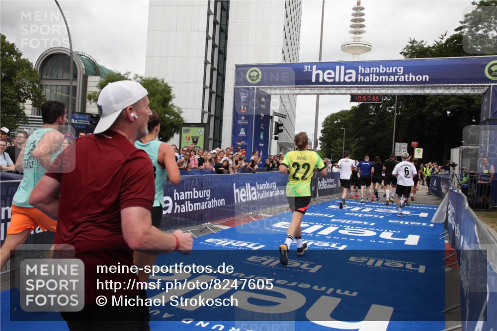 29.06.2025 - hella hamburg halbmarathon Michael Strokosch http://msf.ph/oto/8247605 29.06.2025 10:57:35 Ziel 2236, 2652, 3435, 4502, 5015, 5134, 5457, 5458, 5728, 6281, 6302, 8393, 12144, 13245, 13394, 15695, 16093, 17758, 17828 meine-sportfotos.de