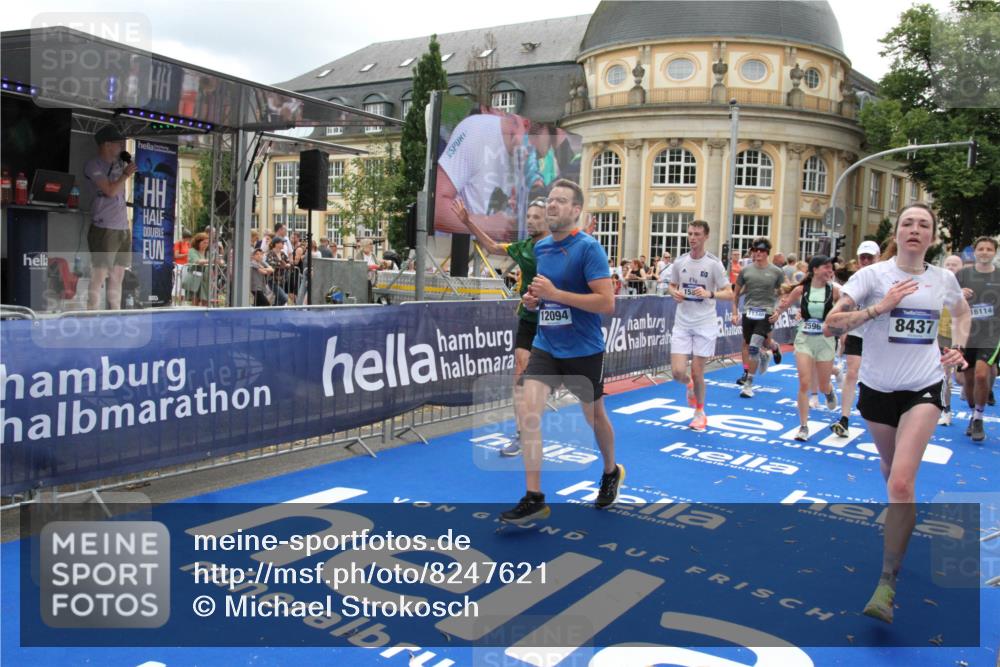 29.06.2025 - hella hamburg halbmarathon Michael Strokosch http://msf.ph/oto/8247621 29.06.2025 10:49:36 Ziel 2516, 2592, 2596, 2878, 2889, 5705, 8437, 8689, 8813, 9038, 9649, 11339, 11340, 11679, 11977, 12094, 13233, 14562, 15392, 15857, 16114, 16592, 16738, 17001, 18476, 18960 meine-sportfotos.de