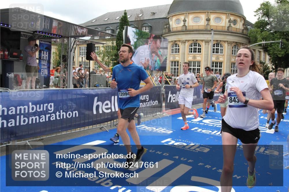 29.06.2025 - hella hamburg halbmarathon Michael Strokosch http://msf.ph/oto/8247661 29.06.2025 10:49:37 Ziel 2516, 2592, 2596, 2889, 2937, 5705, 8437, 8689, 8813, 9038, 9649, 11340, 11679, 11977, 12094, 13233, 14562, 15392, 15857, 16114, 16592, 16738, 17001 meine-sportfotos.de