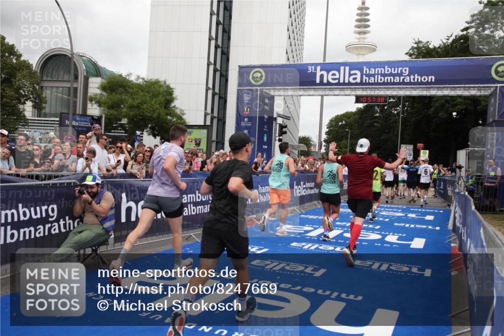 29.06.2025 - hella hamburg halbmarathon Michael Strokosch http://msf.ph/oto/8247669 29.06.2025 10:57:37 Ziel 1239, 2236, 2652, 3435, 4502, 5015, 5134, 5457, 5458, 5728, 8393, 12144, 13245, 14571, 14951, 16093, 17758, 17769 meine-sportfotos.de