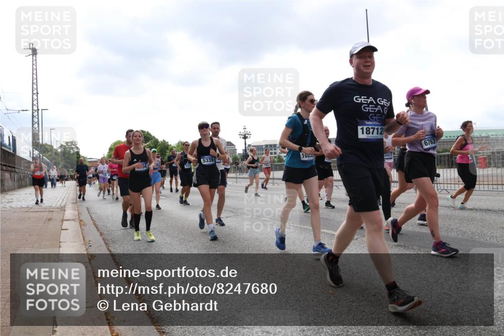 29.06.2025 - hella hamburg halbmarathon Lena Gebhardt http://msf.ph/oto/8247680 29.06.2025 10:45:33 Lombardsbrücke 1033, 1060, 1085, 1104, 1685, 1713, 1798, 1854, 1983, 2008, 2216, 2217, 2522, 2550, 2657, 2664, 2917, 2965, 2973, 3160, 3164, 3357, 3377, 3879, 3993, 4099, 4102, 4186, 4224, 4306, 4317, 4337, 4388, 4504, 4820, 4851, 5044, 5099, 5108, 5190, 5339, 5635, 5636, 5949, 6133, 6150, 6509, 6623, 6763, 6788, 6911, 6922, 6980, 7268, 7283, 7530, 7541, 7699, 7859, 7912, 8594, 8605, 8745, 8762, 9620, 10030, 10182, 10225, 10327, 10329, 10367, 11314, 12332, 12334 meine-sportfotos.de