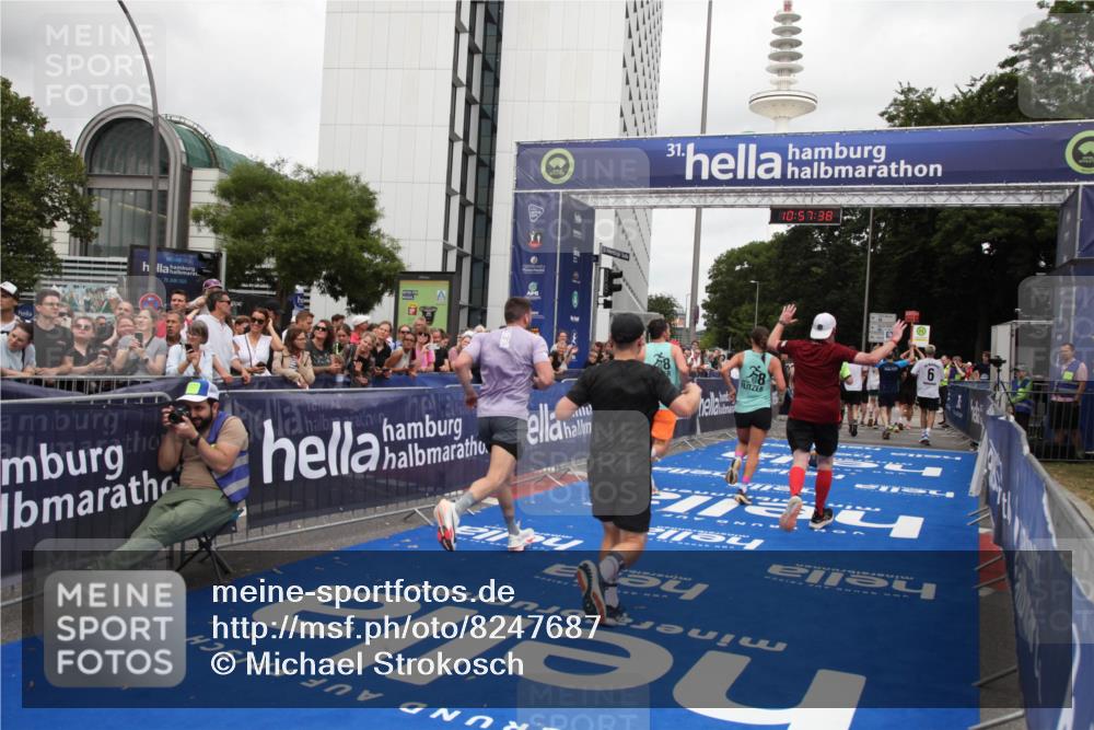 29.06.2025 - hella hamburg halbmarathon Michael Strokosch http://msf.ph/oto/8247687 29.06.2025 10:57:37 Ziel 1239, 2236, 2652, 3435, 4502, 5015, 5134, 5457, 5458, 5728, 8393, 12144, 13245, 14571, 14951, 16093, 17758, 17769 meine-sportfotos.de