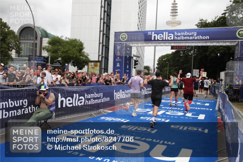 29.06.2025 - hella hamburg halbmarathon Michael Strokosch http://msf.ph/oto/8247706 29.06.2025 10:57:38 Ziel 1239, 2236, 2652, 4502, 5015, 5134, 5457, 5458, 5728, 12144, 13245, 14571, 14951, 15220, 17769, 17814 meine-sportfotos.de