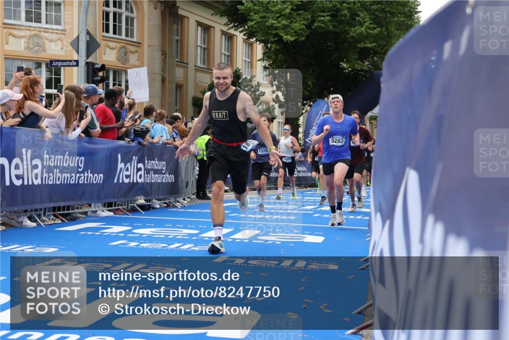 29.06.2025 - hella hamburg halbmarathon Strokosch-Dieckow http://msf.ph/oto/8247750 29.06.2025 10:39:13 Ziel 1445, 2044, 3282, 4565, 4759, 5752, 6037, 8319, 8925, 11305, 12046, 12137, 13479, 13729, 14311, 15556, 16656, 17646, 17668, 18149, 18547 meine-sportfotos.de