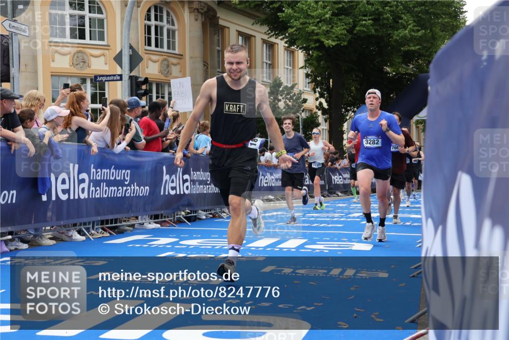 29.06.2025 - hella hamburg halbmarathon Strokosch-Dieckow http://msf.ph/oto/8247776 29.06.2025 10:39:13 Ziel 1445, 2044, 3282, 4565, 4759, 5752, 6037, 8319, 8925, 11305, 12046, 12137, 13479, 13729, 14311, 15556, 16656, 17646, 17668, 18149, 18547 meine-sportfotos.de