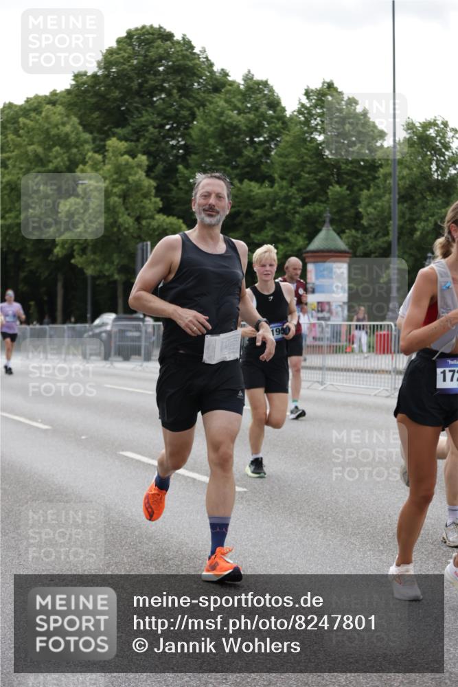 29.06.2025 - hella hamburg halbmarathon Jannik Wohlers http://msf.ph/oto/8247801 29.06.2025 10:30:42 Lombardsbrücke 1773, 1979, 2097, 4561, 5437, 6057, 6195, 6620, 6787, 7351, 8050, 8072, 8073, 8757, 9576, 10989, 11981, 11988, 12384, 12627, 14095, 15466, 15589, 16457, 17224, 17463, 17509, 17587, 17742, 17966, 19052, 19226 meine-sportfotos.de