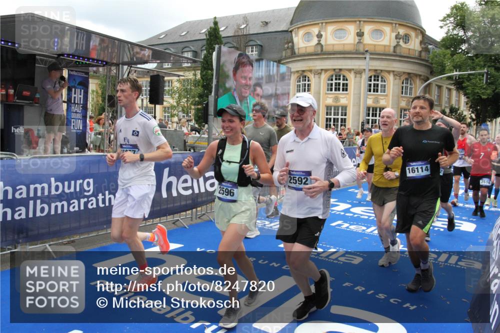 29.06.2025 - hella hamburg halbmarathon Michael Strokosch http://msf.ph/oto/8247820 29.06.2025 10:49:38 Ziel 2504, 2516, 2592, 2596, 2889, 2937, 5705, 5978, 8437, 8689, 9038, 9463, 9649, 11340, 11679, 11977, 12094, 13233, 14562, 15392, 15857, 16114, 16592, 16738, 17001 meine-sportfotos.de
