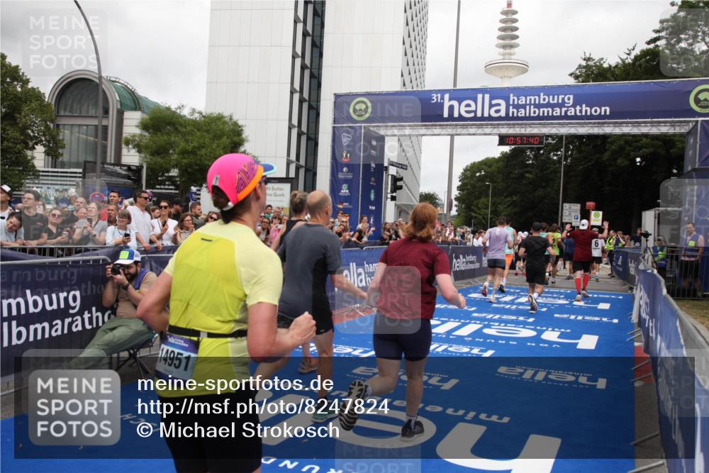 29.06.2025 - hella hamburg halbmarathon Michael Strokosch http://msf.ph/oto/8247824 29.06.2025 10:57:39 Ziel 1239, 2236, 2606, 2652, 4502, 5015, 5134, 5457, 5458, 5728, 13245, 14571, 14951, 15220, 17769, 17814 meine-sportfotos.de